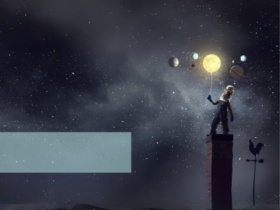 person i rumdragt på en skorsten med lysende ballon i hånden