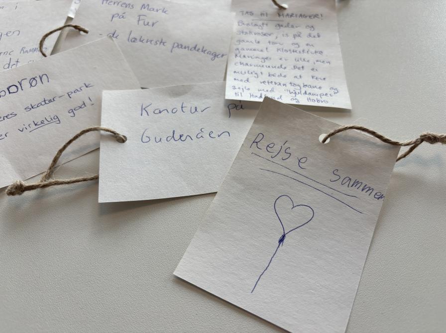 Sedler med rejseanbefalinger, blandt andet at rejse sammen